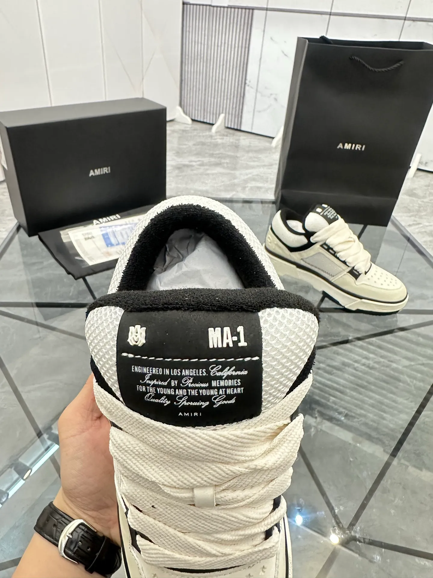 Men's shoes: 💰P720¥ Guangzhou top quality Product trademark: AMIRI* "Amir*" low-top casual shoes Regular size: 39-44 (can be customized to 45) Product materials: upper imported first-layer cowhide stitching original material, breathable lining, original outsole. Number: 525